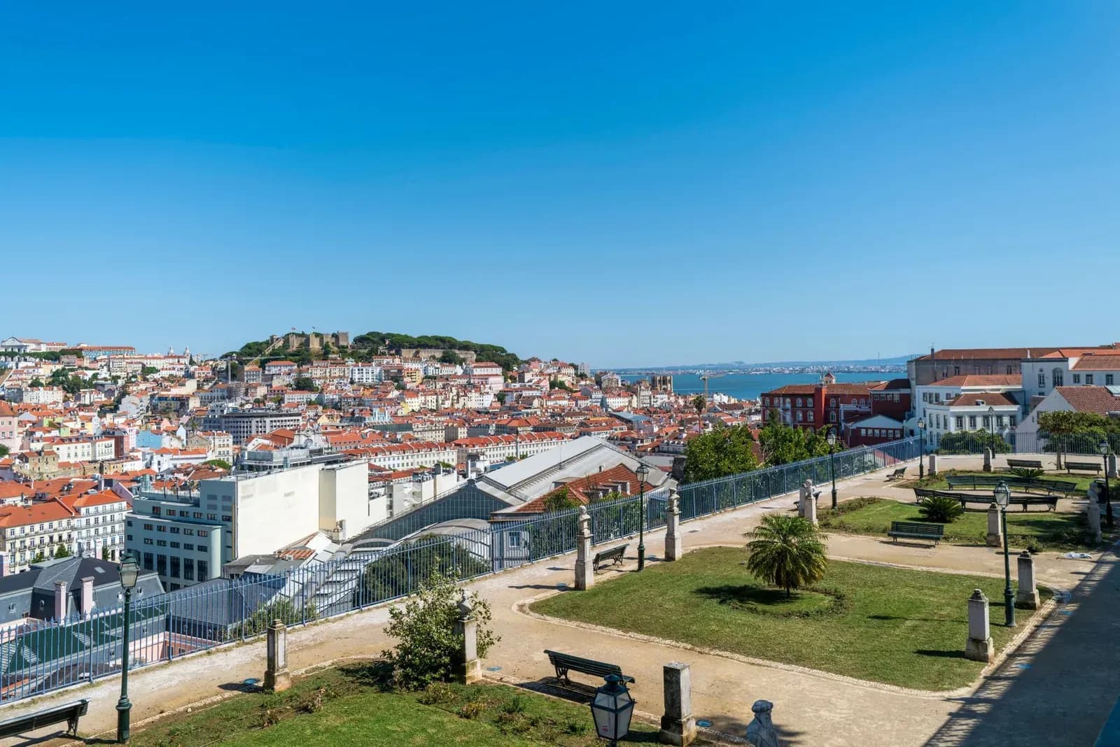 Panorama de Lisbonne et du château São Jorge depuis le miradouro de São Pedro de Alcântara