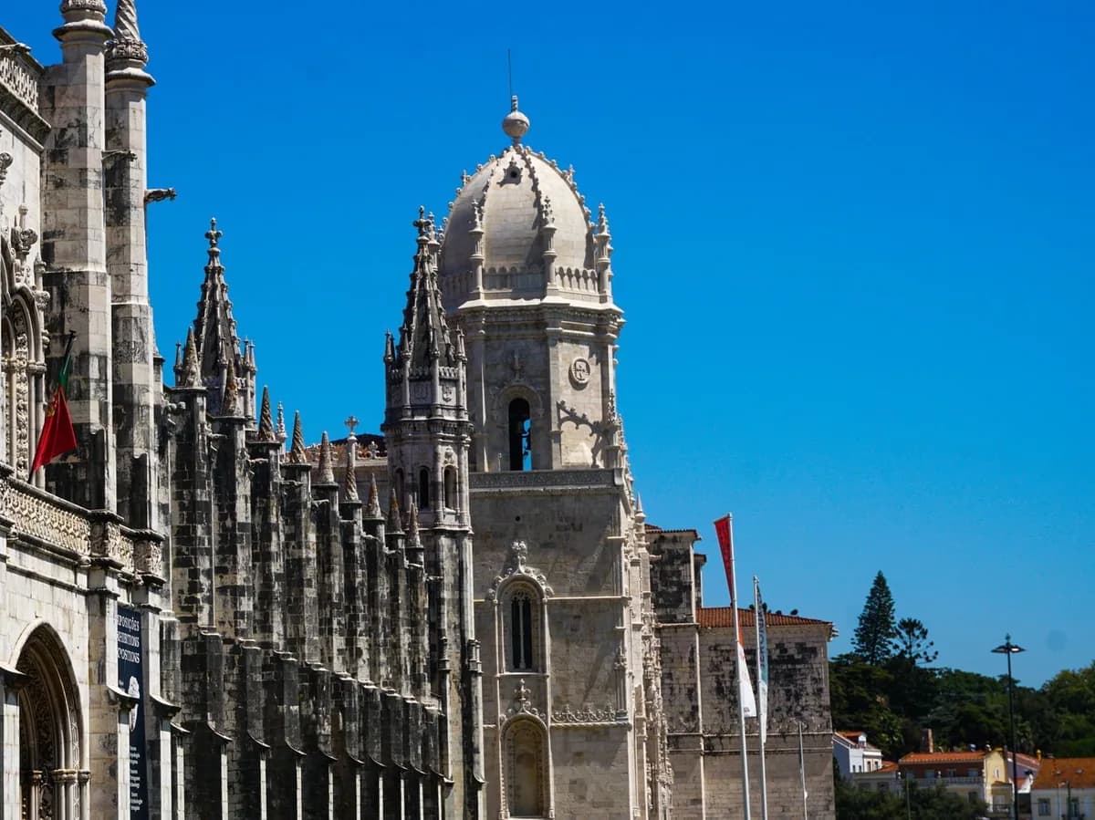 Façade latérale du monastère des Hiéronymites à Belém, avec ses contreforts, ses pinacles et sa tour-lanterne manuéline