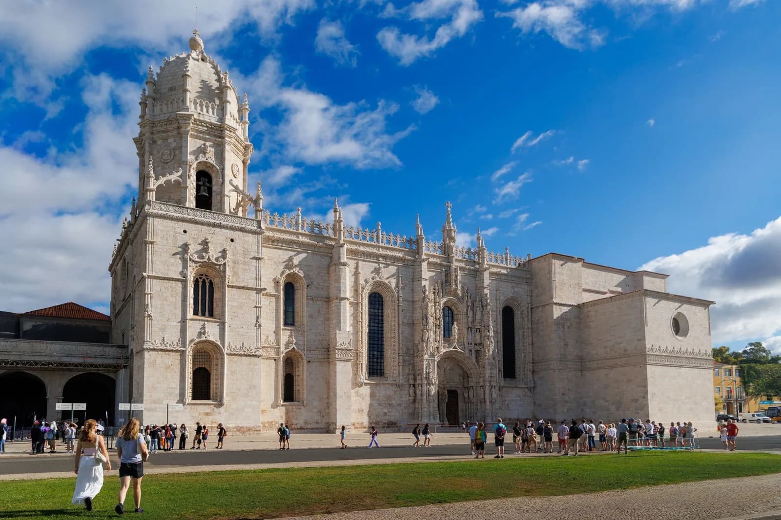 L'église du monastère des Hiéronymites et son dôme, avec des visiteurs sur l'esplanade