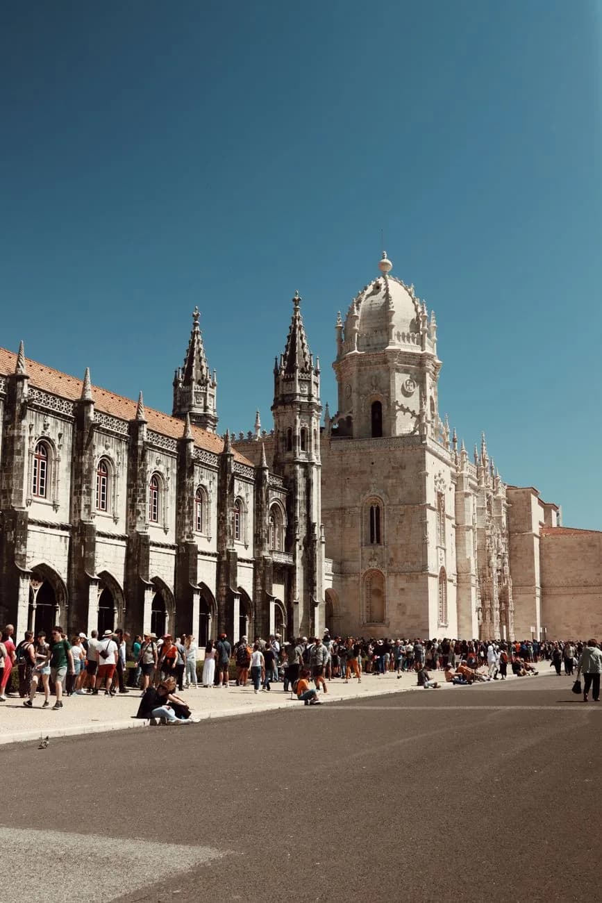 Façade sud du monastère des Hiéronymites et visiteurs sur le parvis