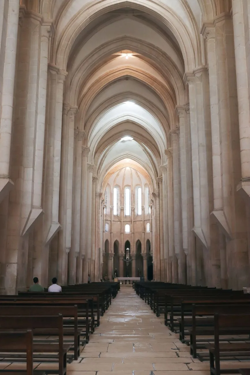 Nef gothique élancée et voûtes blanches d'une abbatiale cistercienne