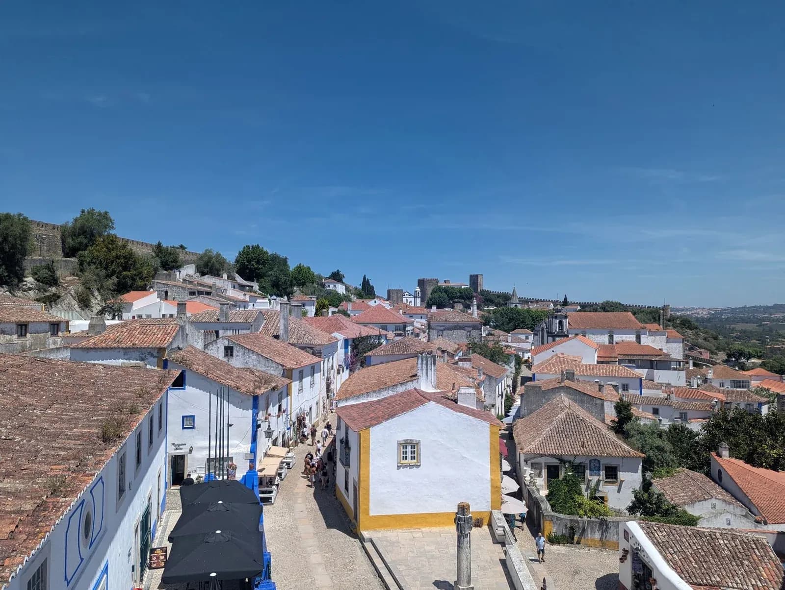 Les toits et les remparts médiévaux du village fortifié d'Óbidos, près de Lisbonne