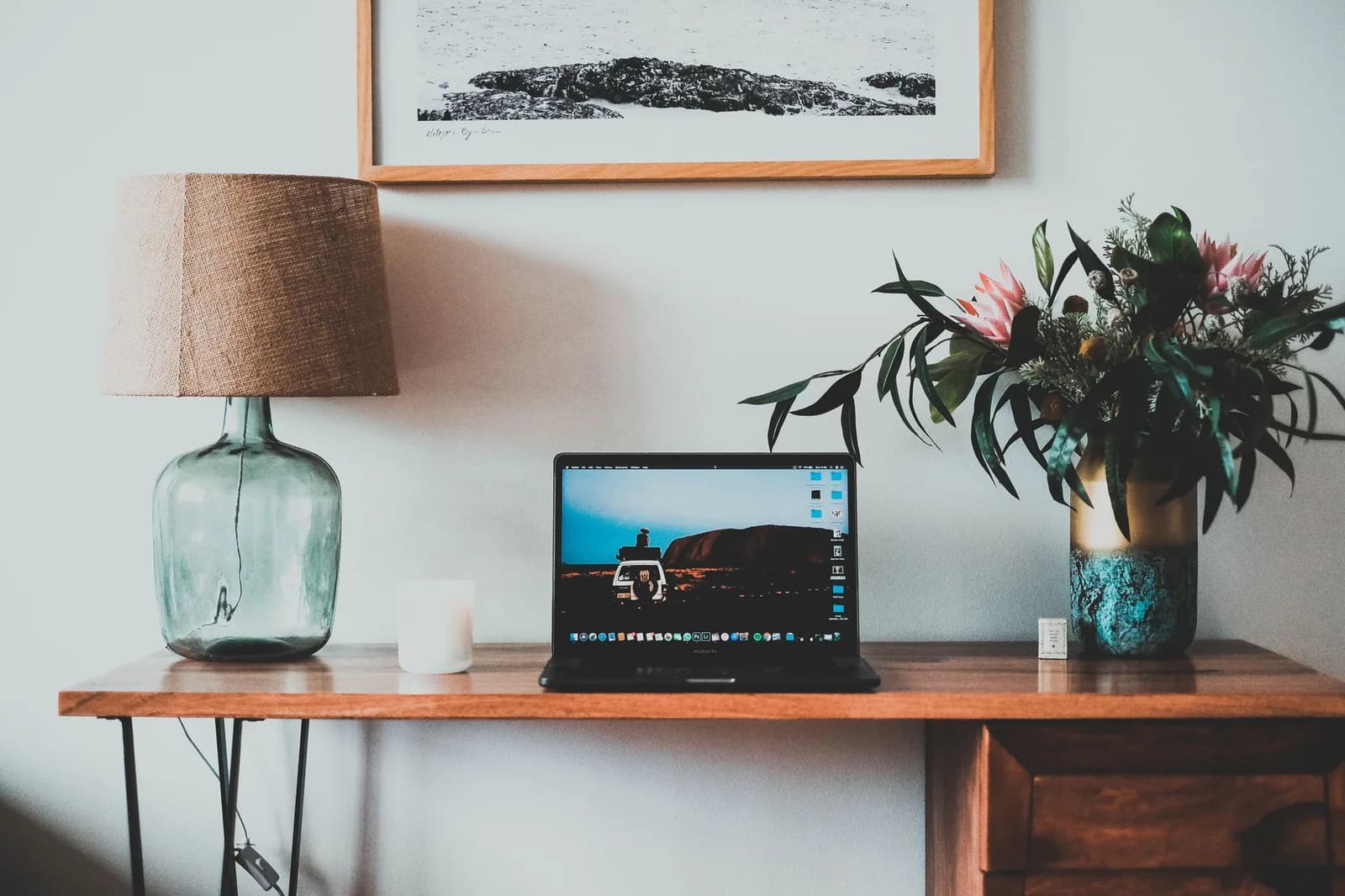 Ordinateur portable posé sur un bureau, à la maison