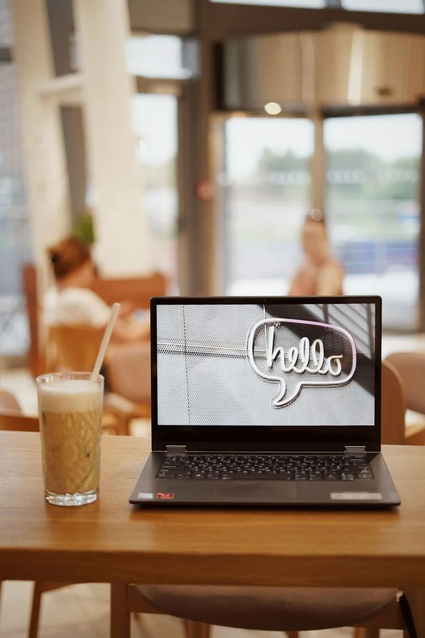Ordinateur portable et café glacé sur une table de café