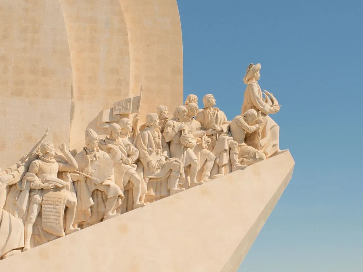 Le Padrão dos Descobrimentos à Belém, avec les statues des navigateurs alignées sur la proue du monument
