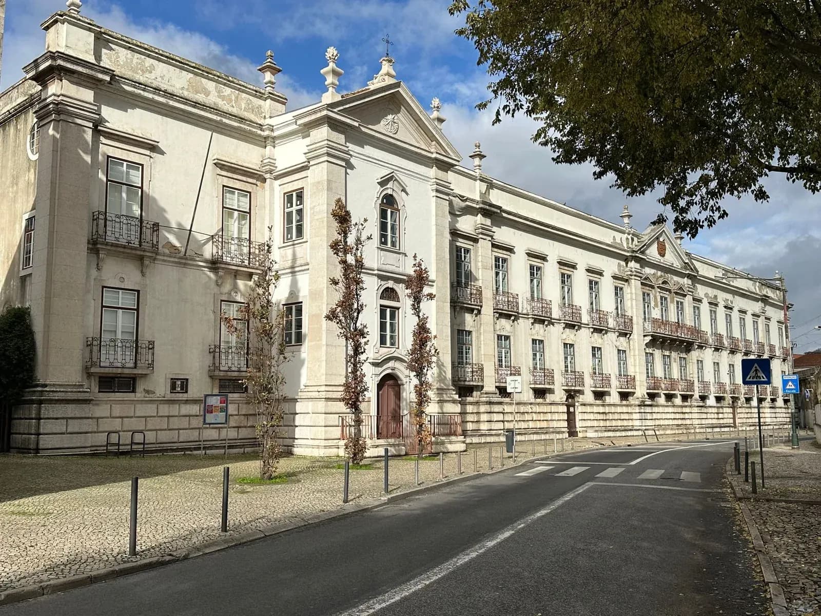 Long palais baroque aux balcons en fer forgé sur une rue calme et élégante de Lisbonne