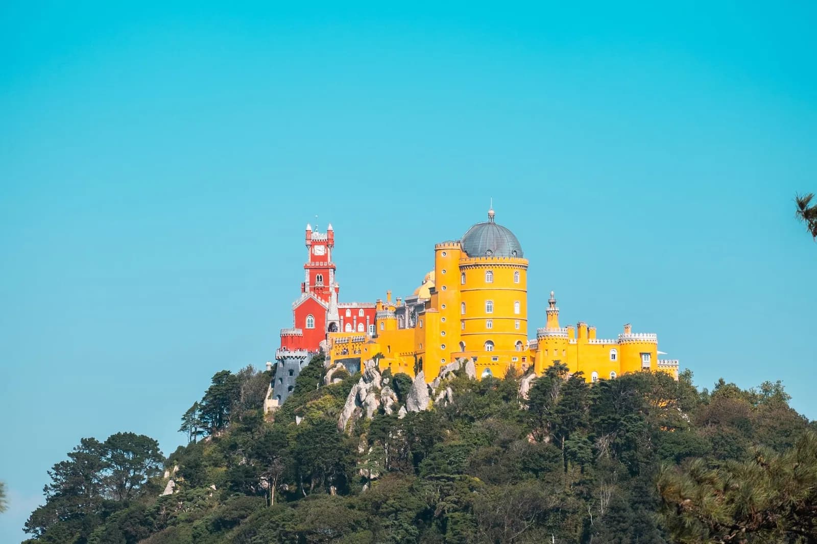 Le palais de Pena aux façades jaune et rouge, perché sur sa colline boisée de la serra de Sintra