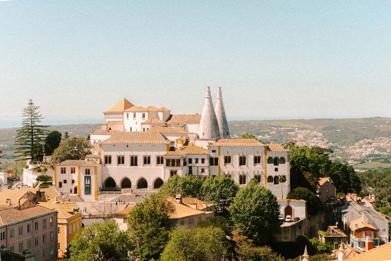 Le Palais national de Sintra et ses deux cheminées coniques blanches