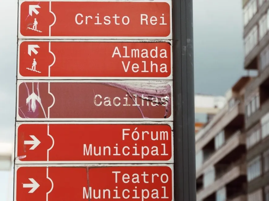 Panneau de signalisation à Almada indiquant Cristo Rei, Almada Velha, Cacilhas et le Teatro Municipal