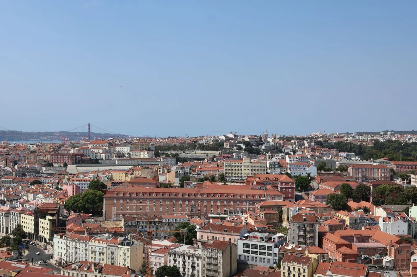 Panorama des toits de Lisbonne jusqu'au pont du 25 avril et au Tage