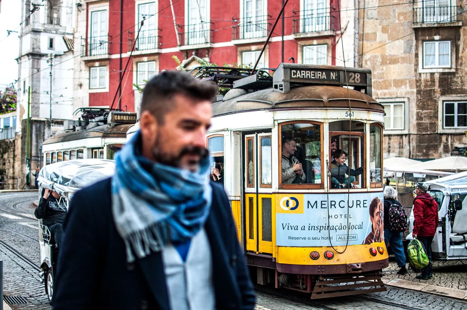 Foule près du tram 28 à Lisbonne