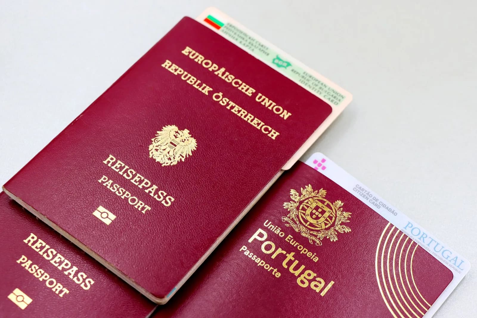 Passeports européens, dont un passeport portugais, posés sur une table