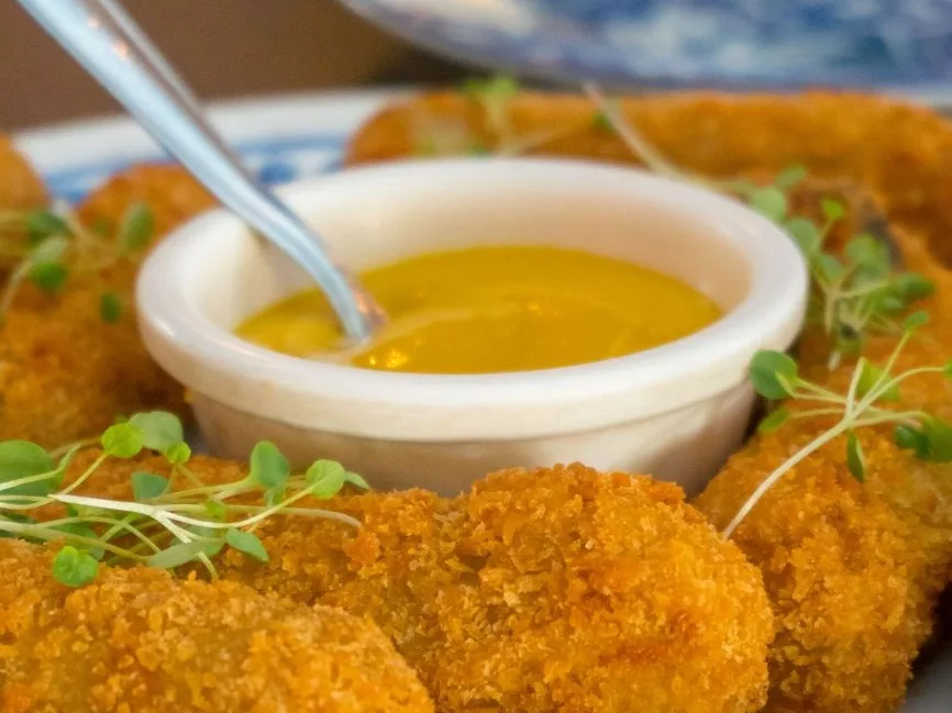 Pastéis de bacalhau : croquettes de morue ovales et dorées