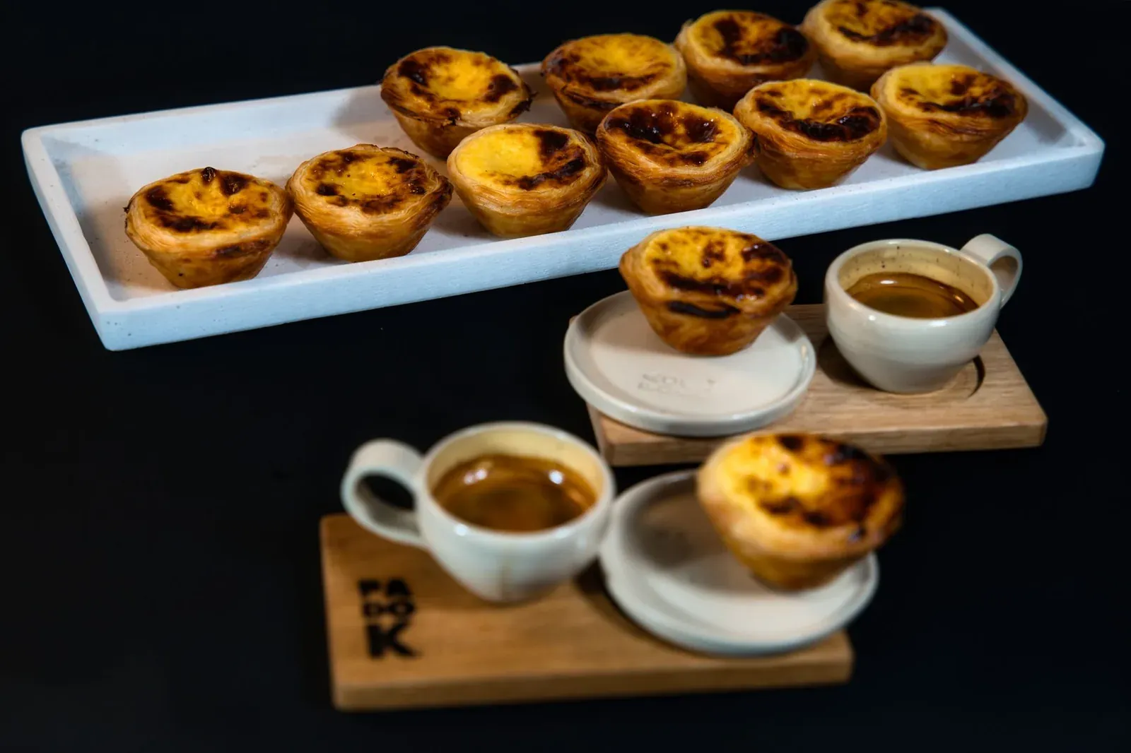 Pastéis de nata dorés servis avec un café expresso, spécialité de la pâtisserie portugaise