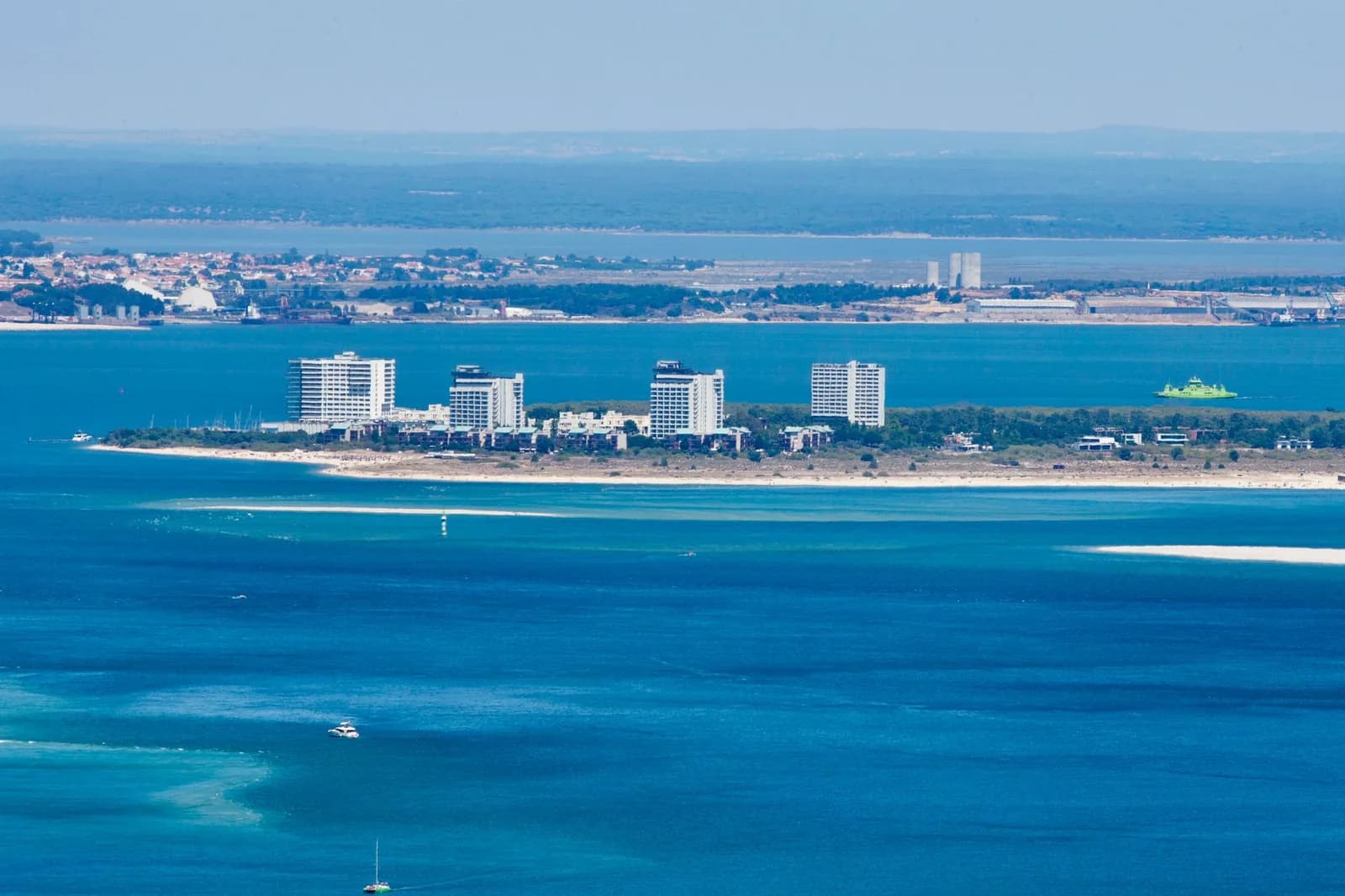 Péninsule de sable et ses tours d'hôtels, de l'autre côté de l'estuaire