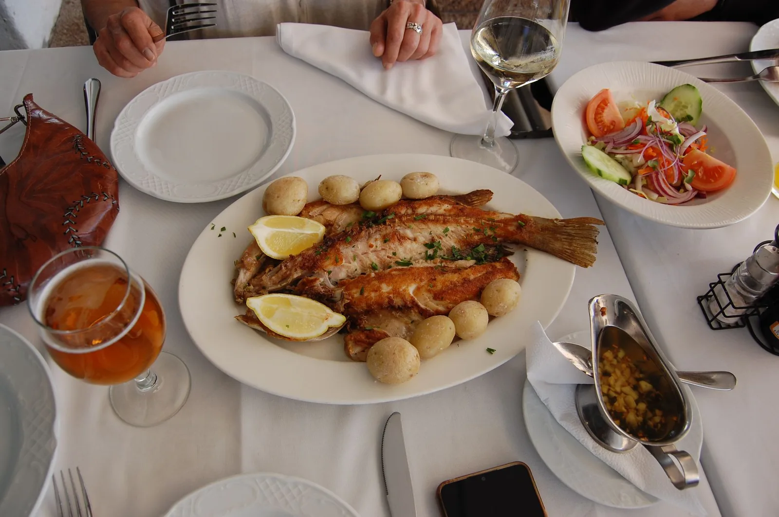 Assiette de poisson grillé et pommes de terre sur une table de restaurant