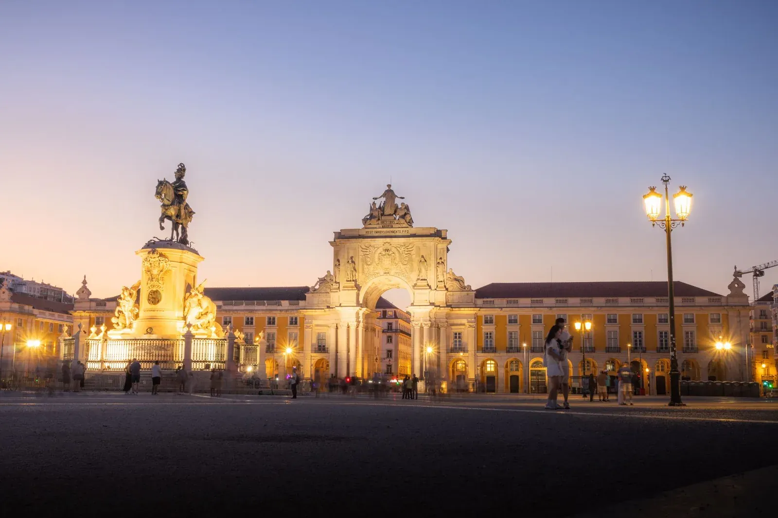 La Praça do Comércio de Lisbonne illuminée au crépuscule, avec l'arc de la Rua Augusta
