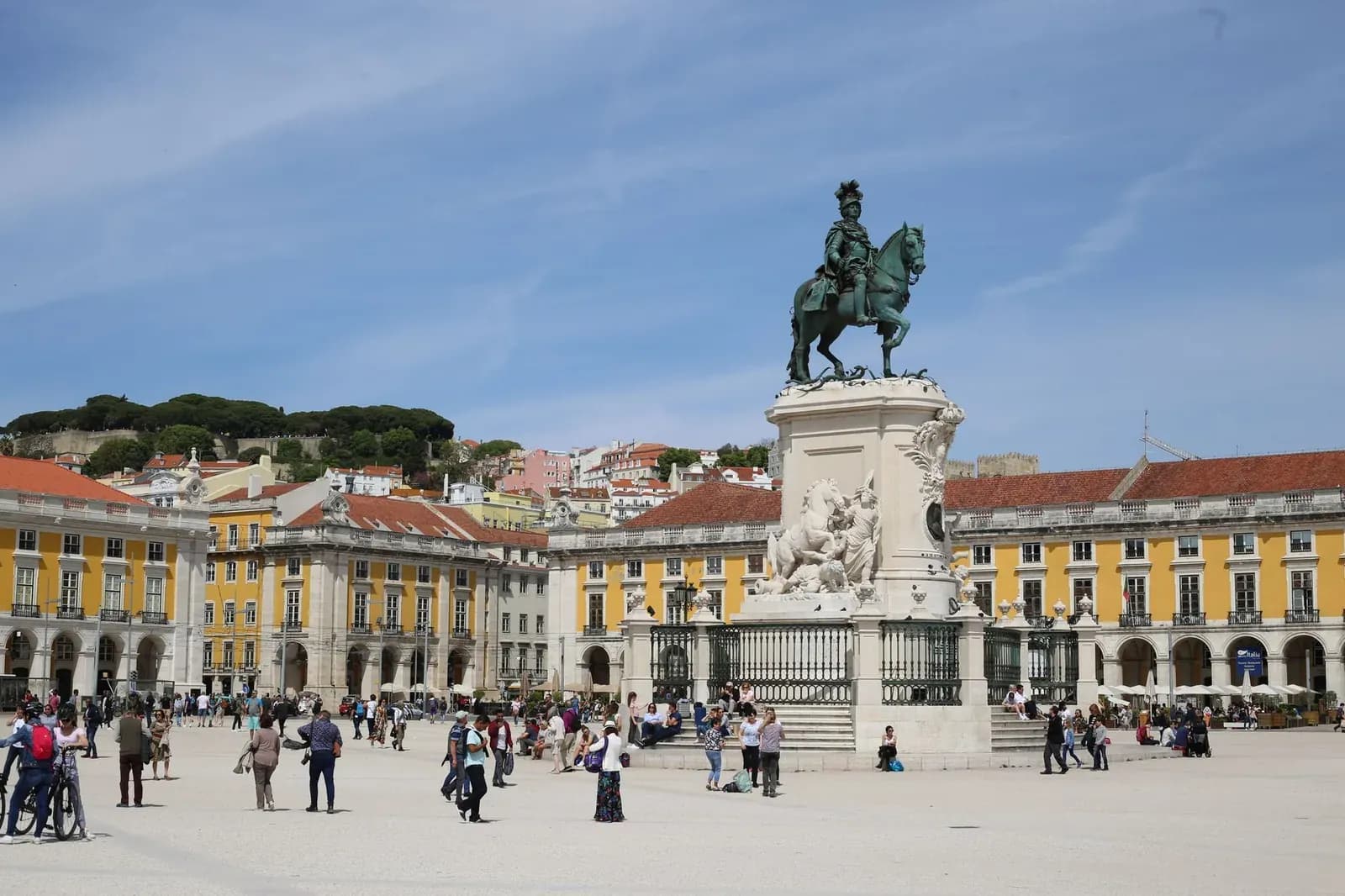 La Praça do Comércio de Lisbonne, sa statue équestre et ses arcades jaunes