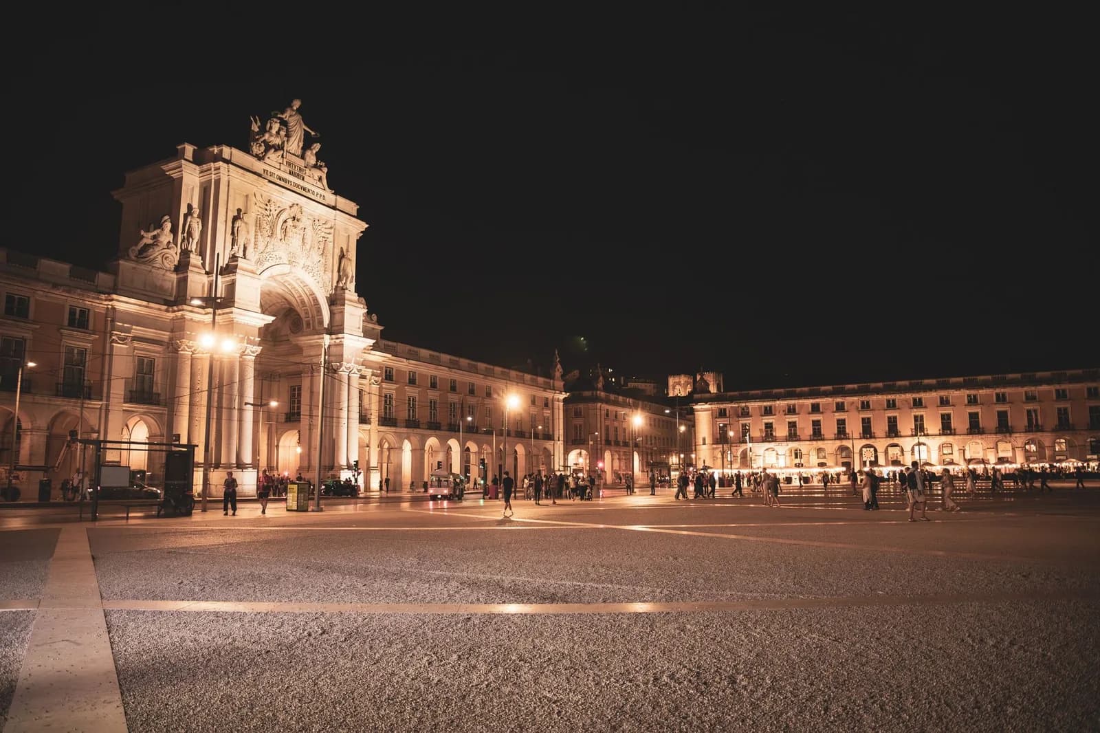 L'Arco da Rua Augusta et les arcades éclairés la nuit sur la Praça do Comércio