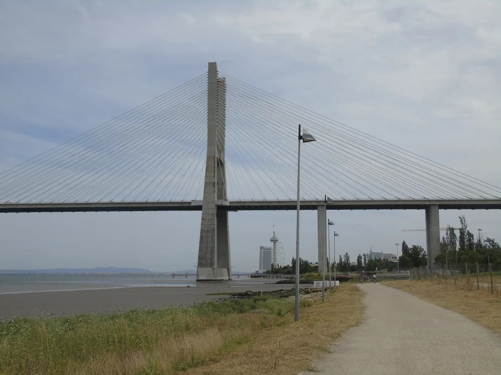 Promenade au bord du Tage face au pont Vasco da Gama