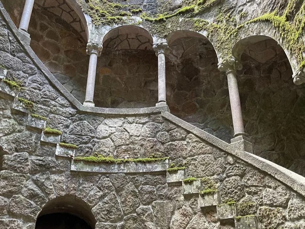 Escalier en spirale et colonnes du puits initiatique de la Quinta da Regaleira, à Sintra