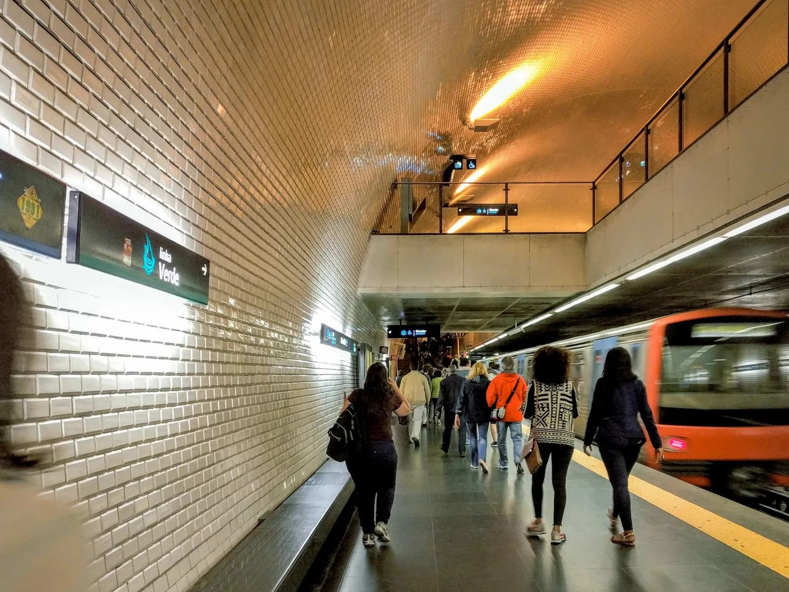 Voyageurs sur un quai du métro de Lisbonne à l'arrivée d'une rame