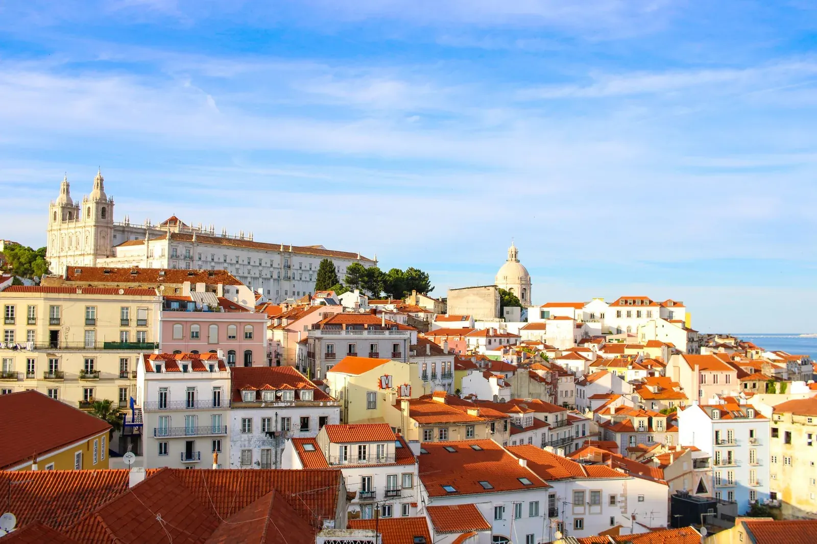 Toits de tuiles rouges de l'Alfama à Lisbonne, avec le monastère de São Vicente de Fora