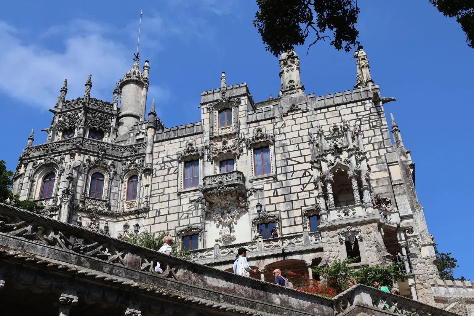 Le palais néo-manuélin de la Quinta da Regaleira à Sintra, près de Lisbonne, sous un ciel bleu