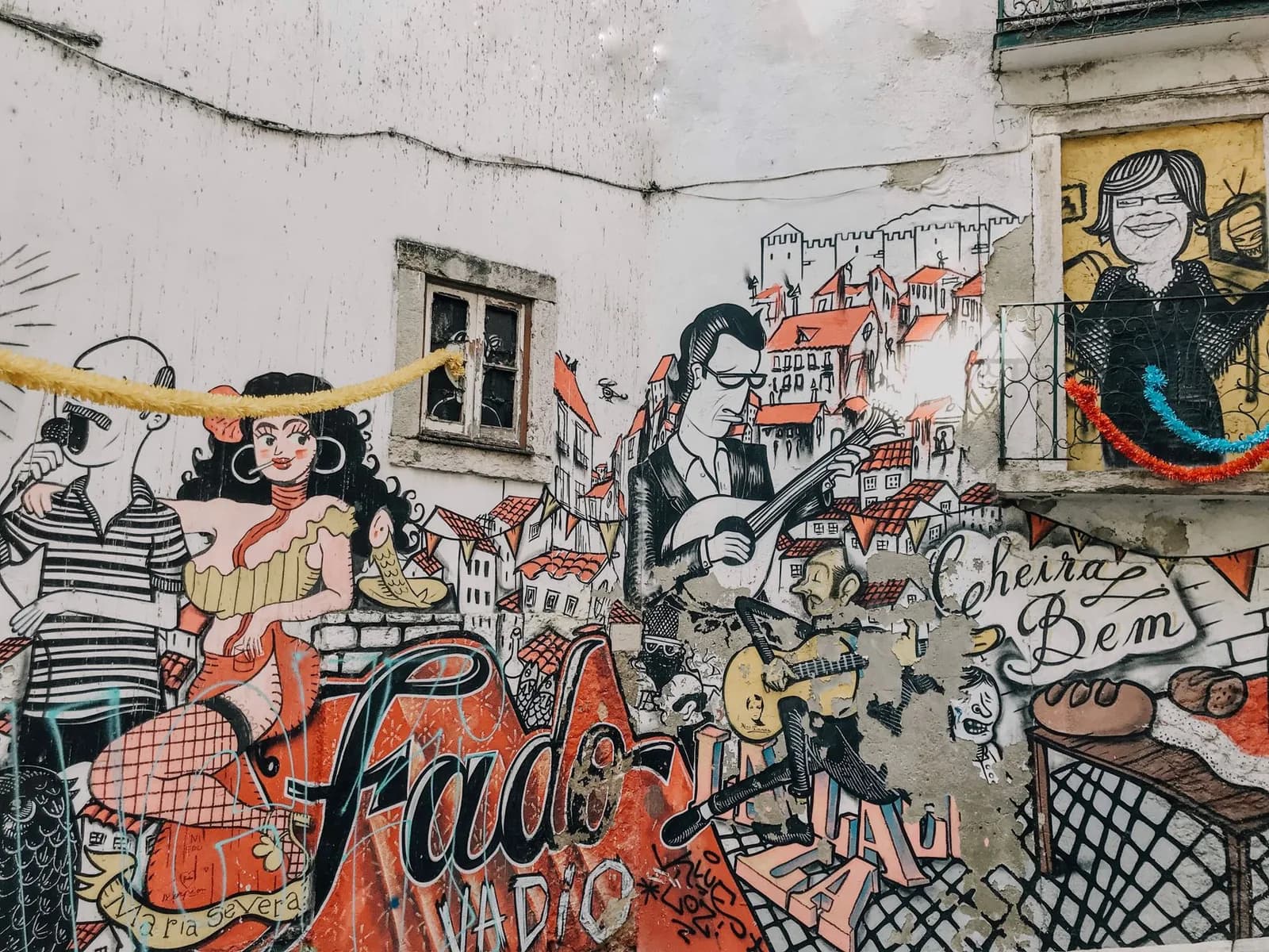 Fresque sur le fado à Lisbonne : guitariste, chanteuse en robe rouge et toits de la ville