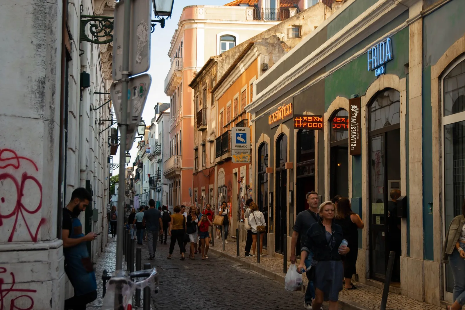 Rue pavée en pente bordée de boutiques dans le centre de Lisbonne