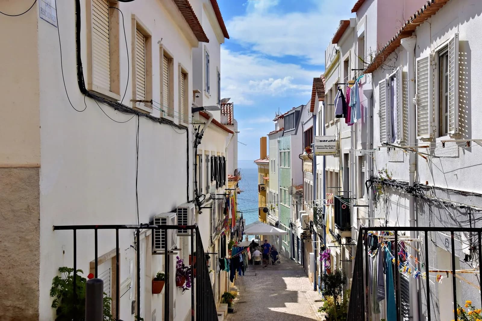 Ruelle étroite aux maisons blanches descendant vers la mer