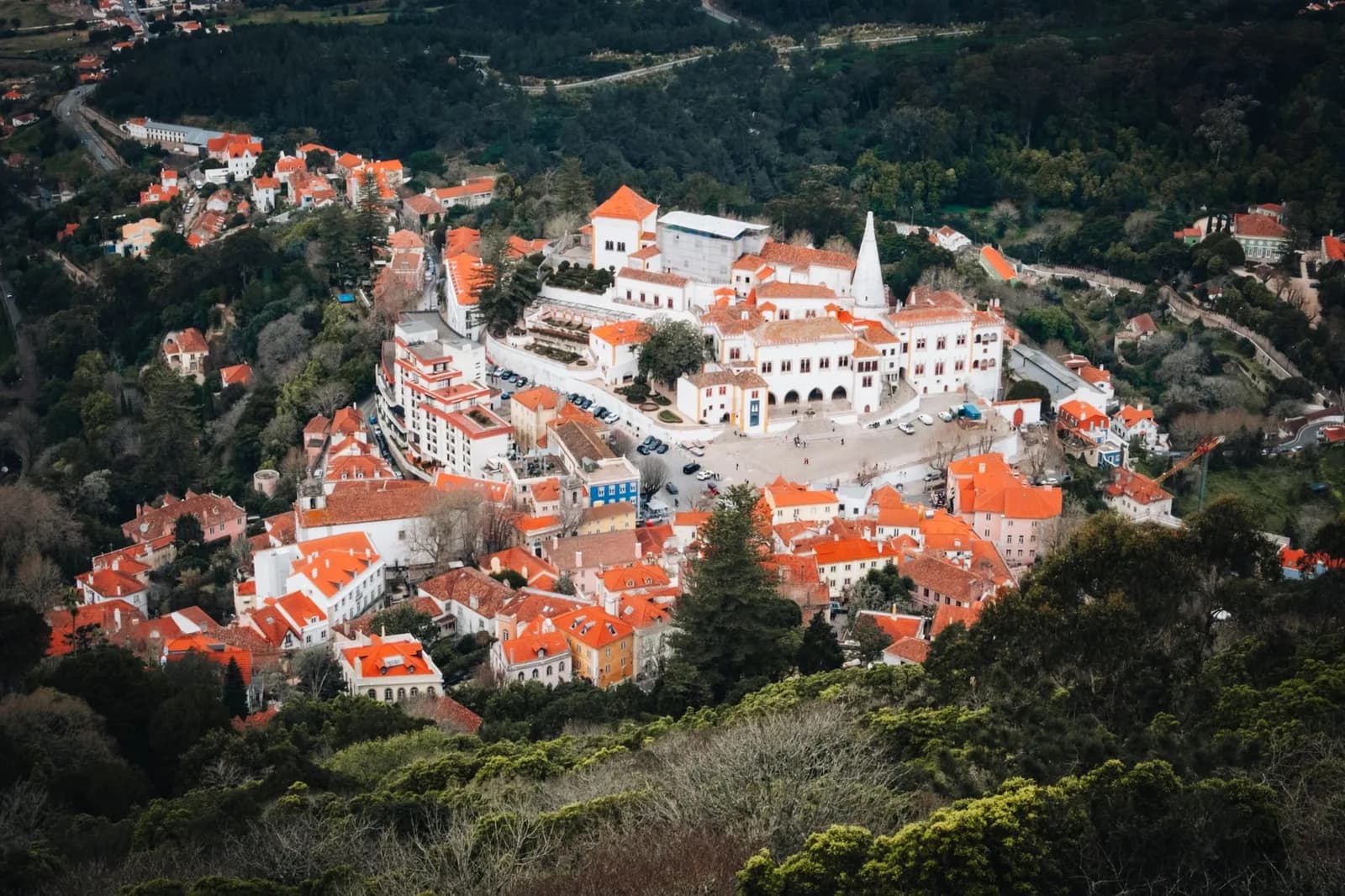 Vue aérienne du centre historique de Sintra et des cheminées du Palais national