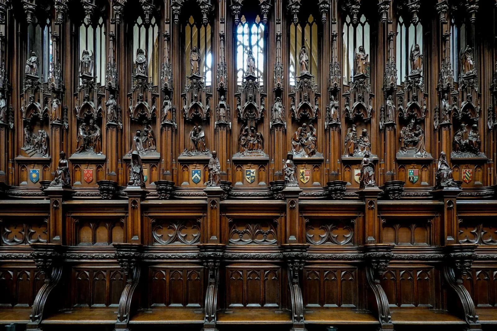 Stalles en bois sculpté d'un chœur d'église