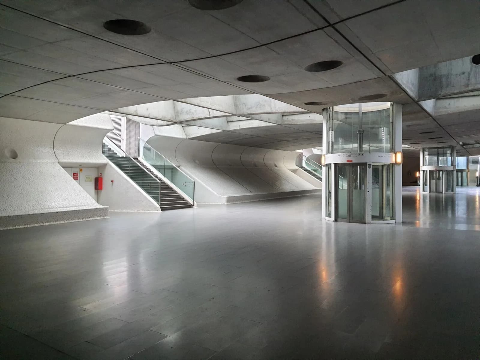 Hall de station souterraine moderne avec ascenseur vitré et escalators