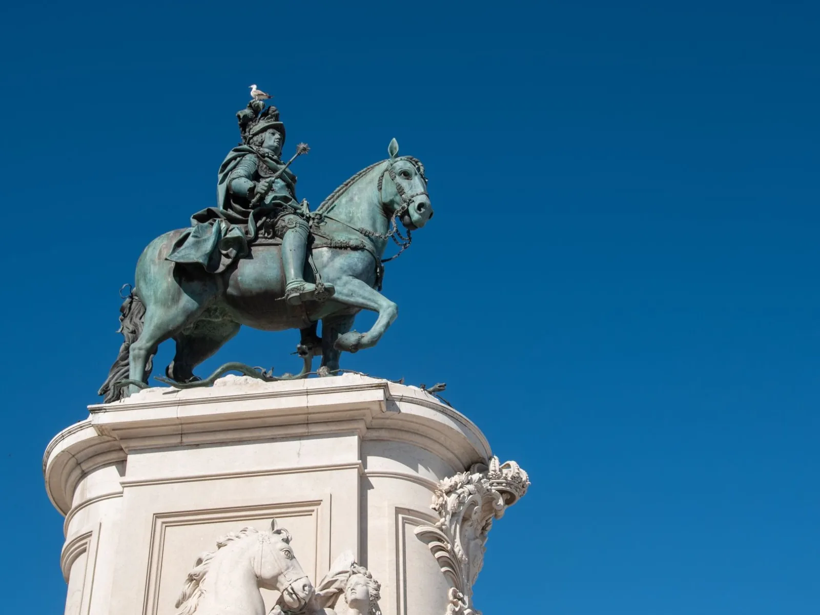 La statue équestre en bronze du roi José Ier sur son piédestal de pierre blanche, Praça do Comércio, Lisbonne