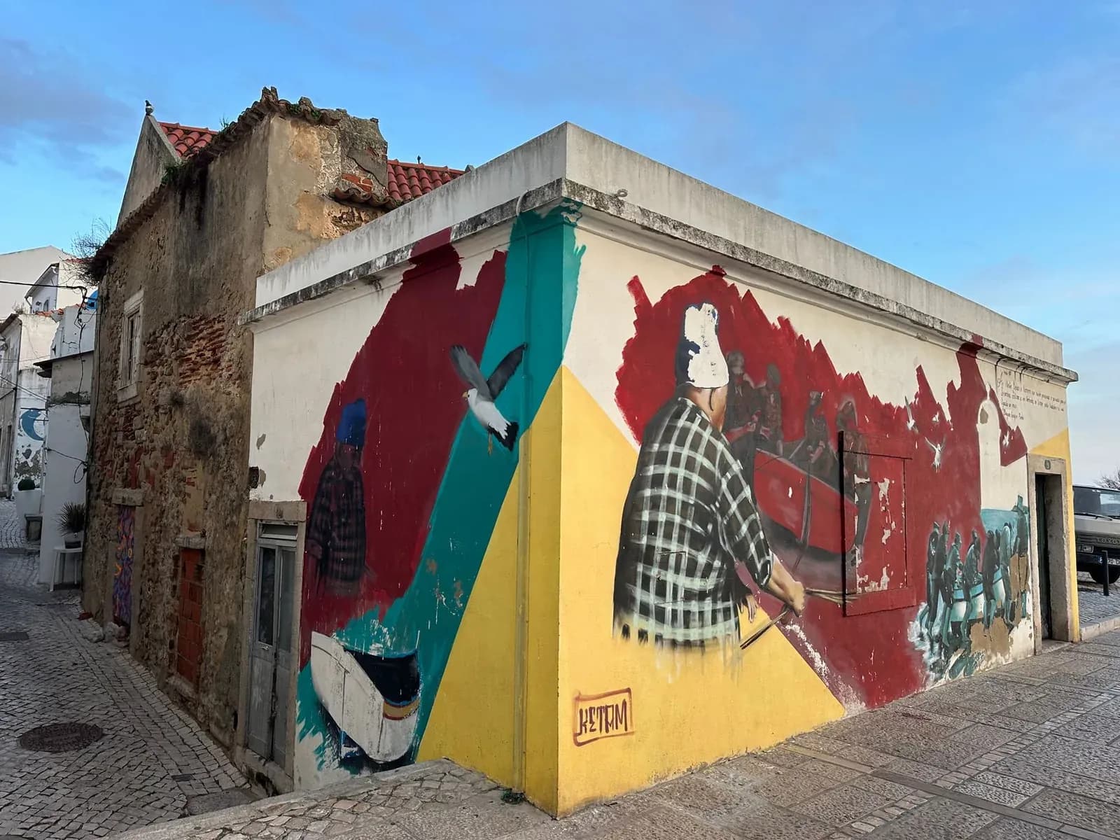 Grande fresque de street art colorée sur le mur d'un immeuble à Lisbonne