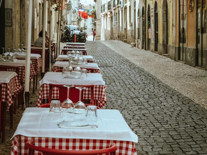 Salle d'une tasca traditionnelle de Lisbonne, où l'on sert le plat du jour à midi