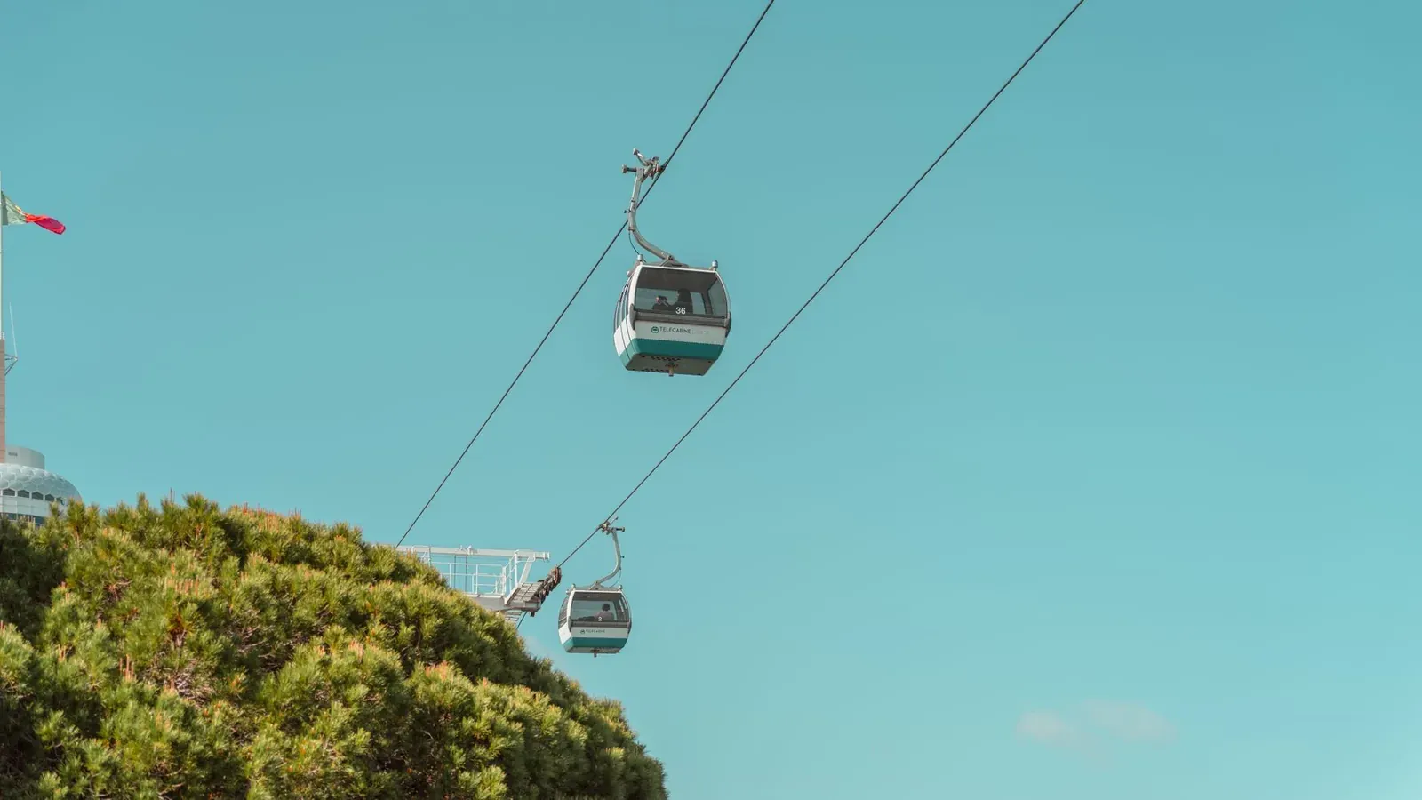 Cabines du téléphérique Telecabine Lisboa au Parc des Nations à Lisbonne dans un ciel bleu