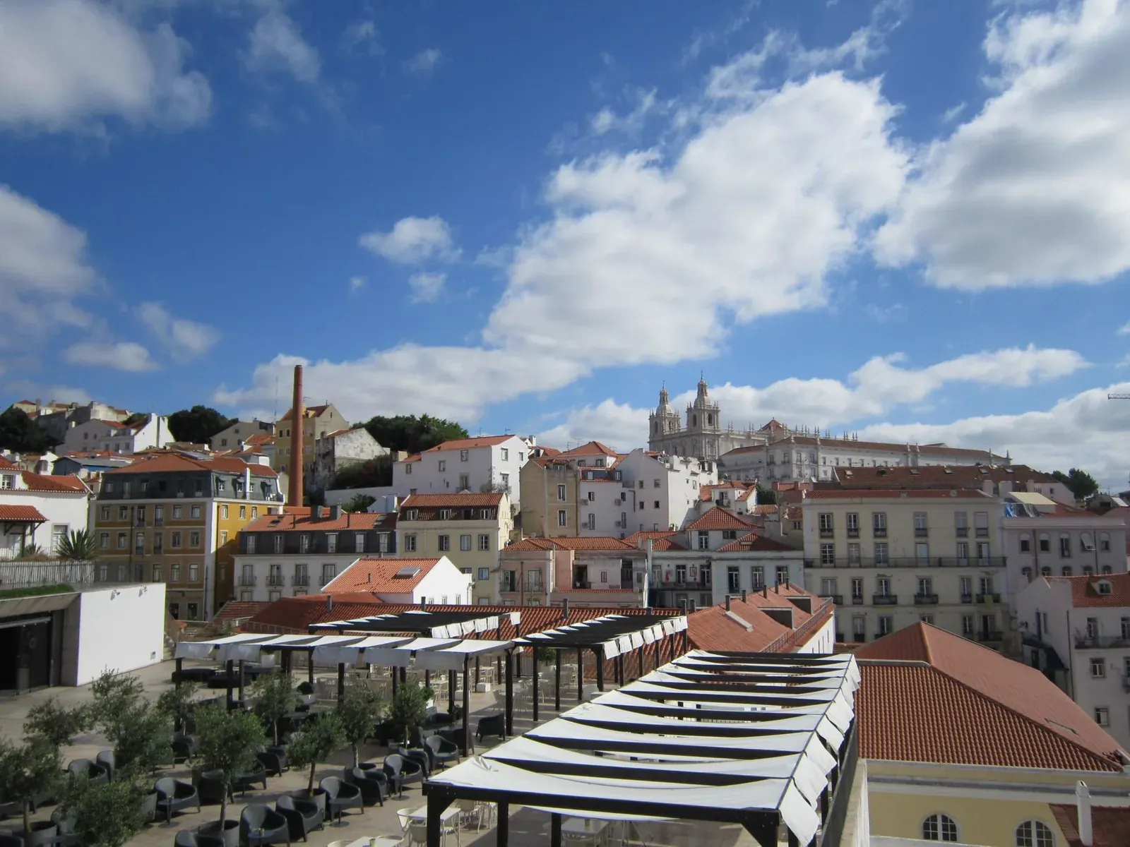 Terrasse en rooftop avec vue sur les toits et les tours de São Vicente à Lisbonne