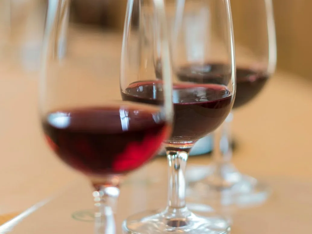 Trois verres de vin rouge alignés pour une dégustation