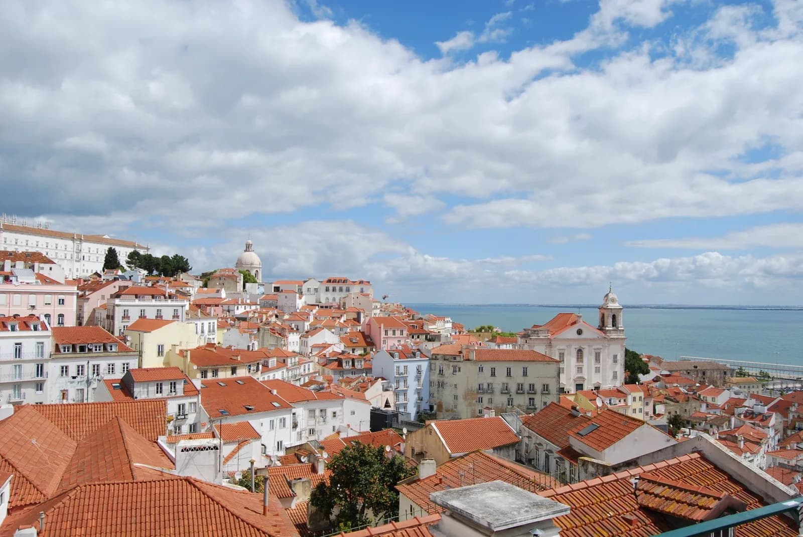 Toits de l'Alfama descendant vers le Tage