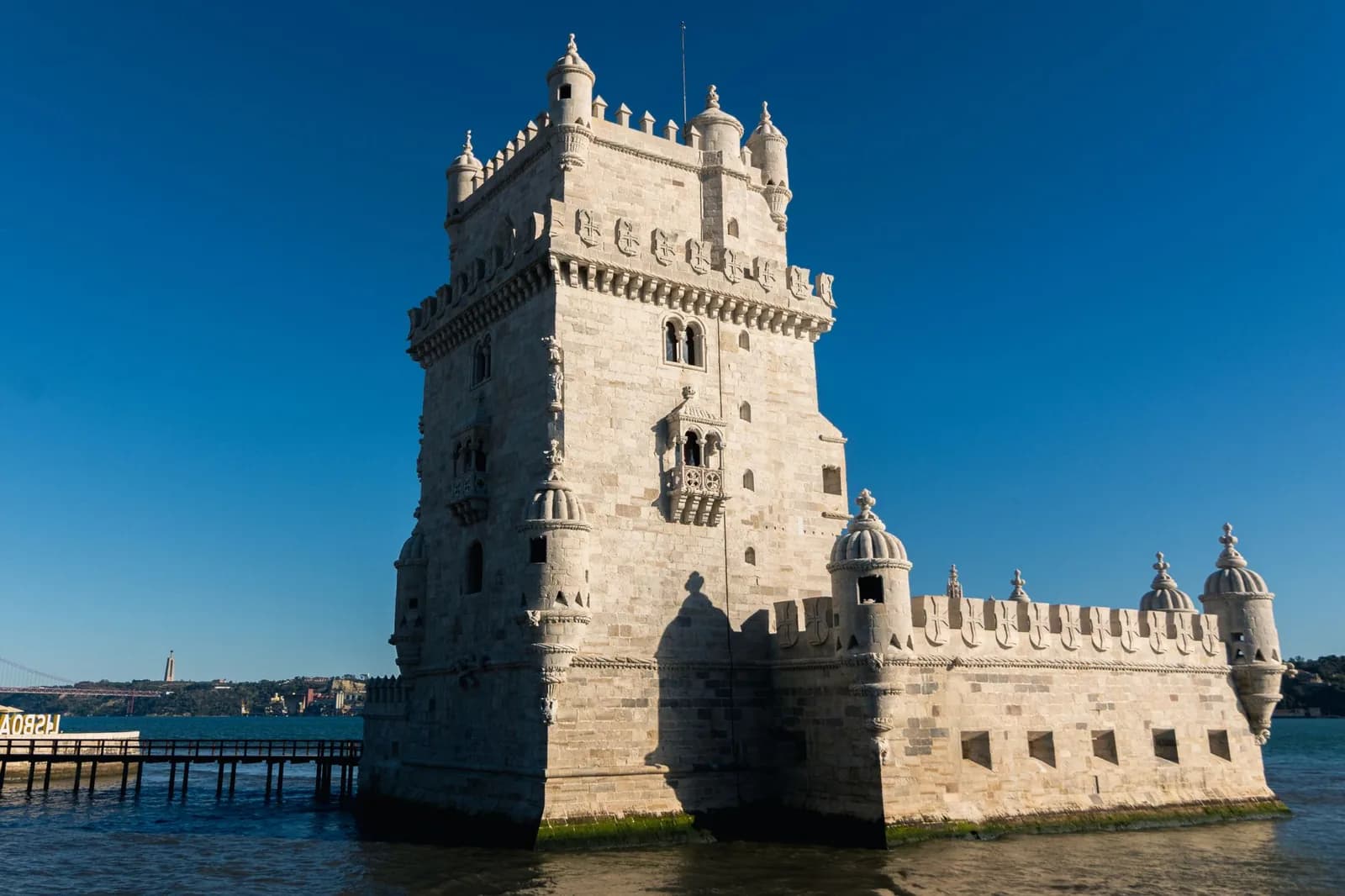 La tour de Belém et son bastion crénelé sous un ciel bleu profond