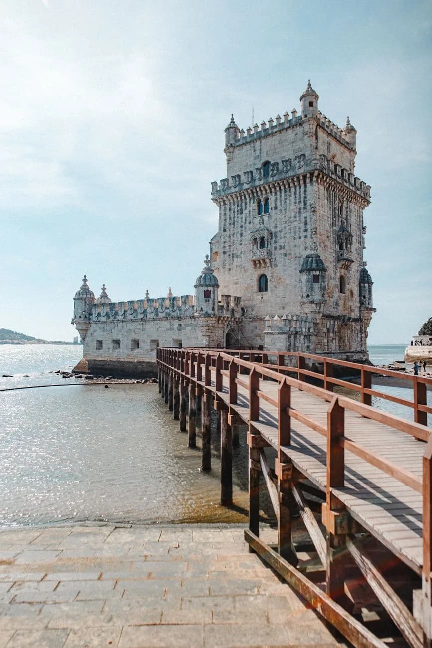 La tour de Belém et la passerelle en bois qui mène à son bastion
