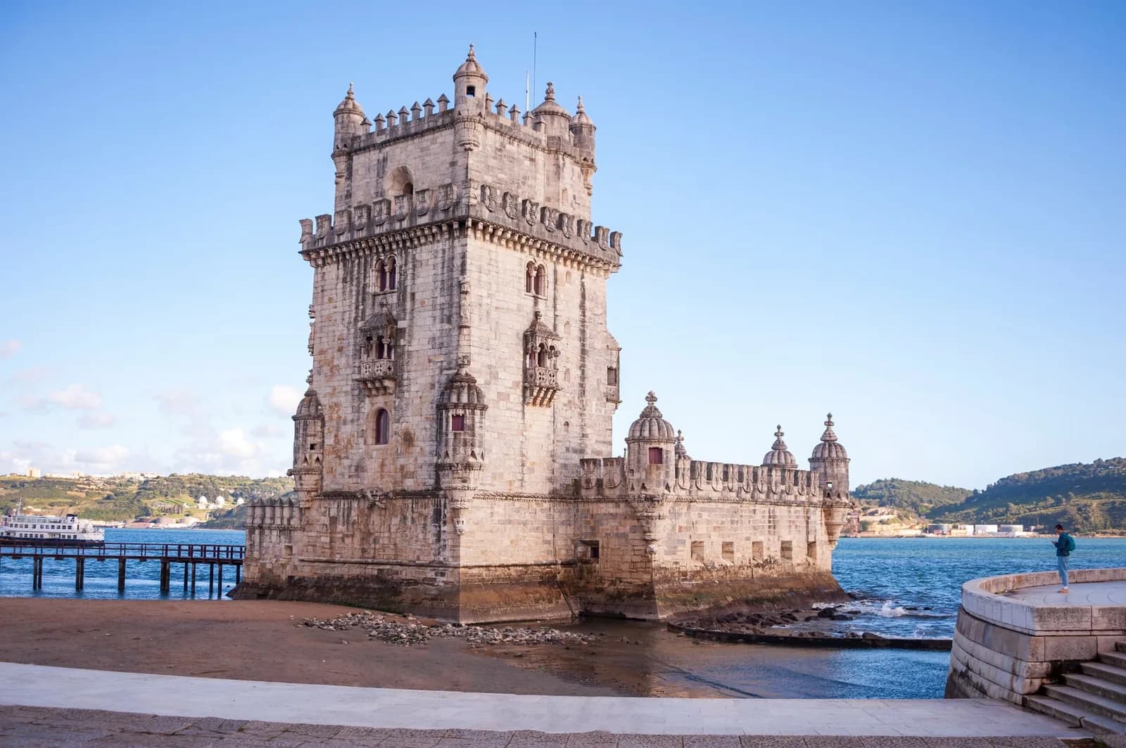 La tour de Belém entière au bord du Tage à Lisbonne, sous un ciel dégagé