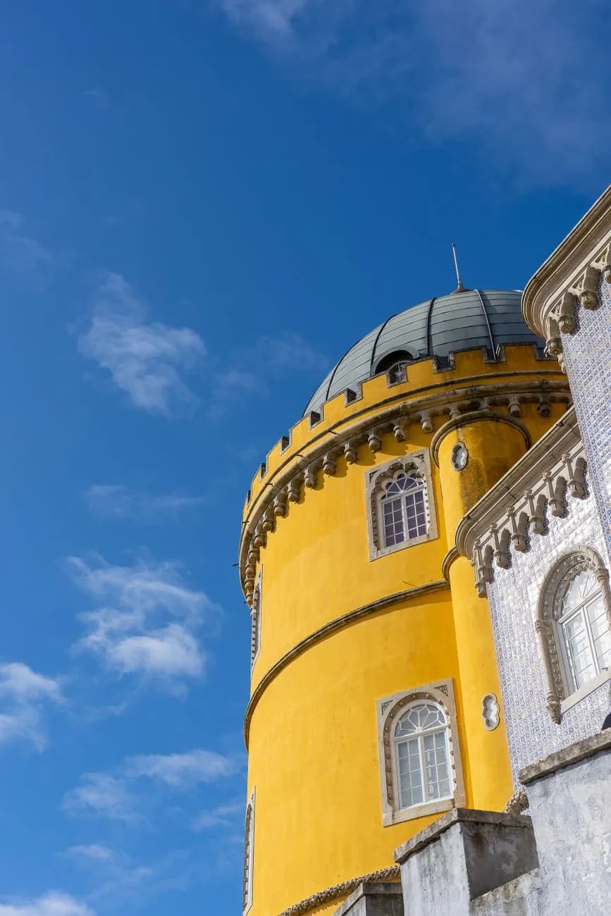 Tour jaune à coupole et créneaux du palais de Pena sous un ciel bleu