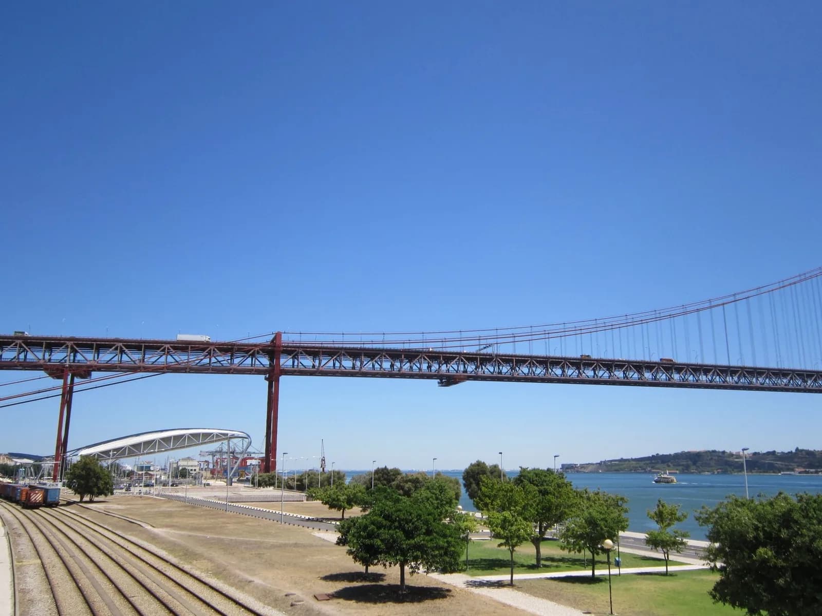 Pont du 25-Avril à Lisbonne vu depuis la rive, avec le tablier ferroviaire emprunté par le train Fertagus