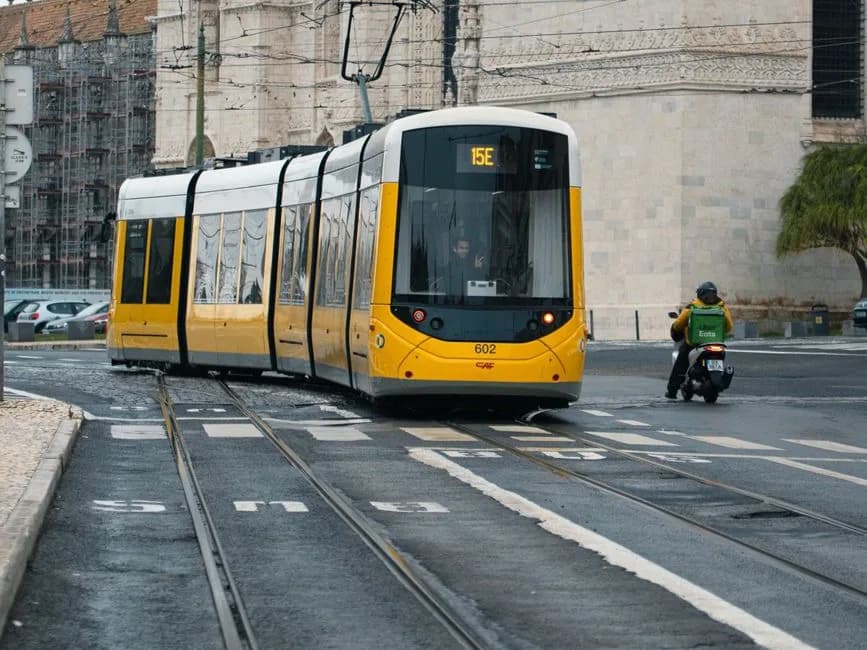 Tram moderne jaune de la ligne 15E devant le monastère des Hiéronymites à Belém