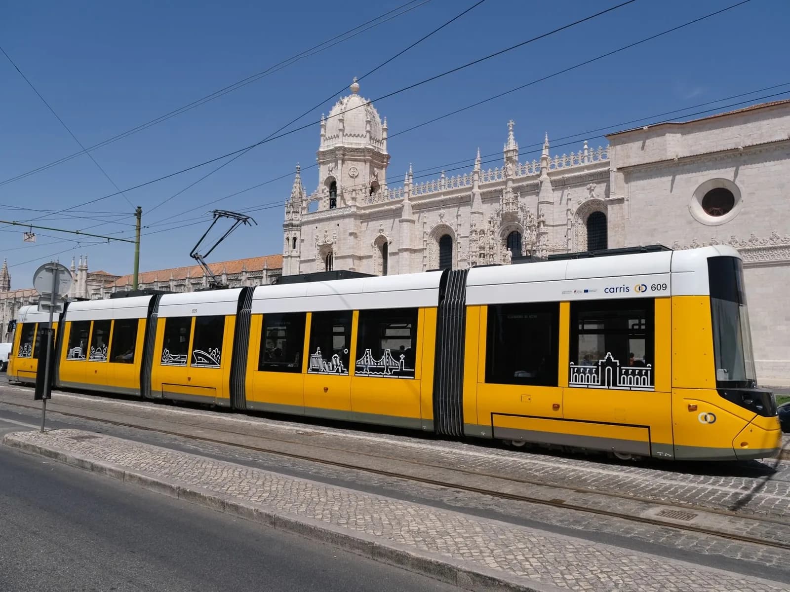 Tramway moderne articulé de la ligne 15E devant le monastère des Hiéronymites à Belém, Lisbonne
