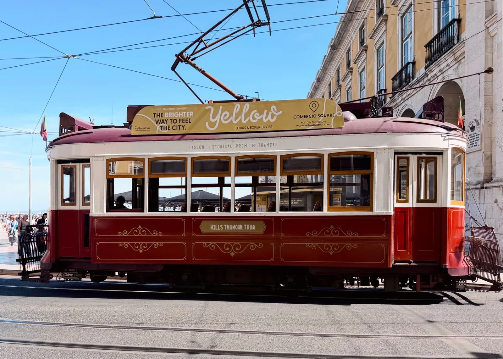 Tramway touristique rouge sur la Praça do Comércio
