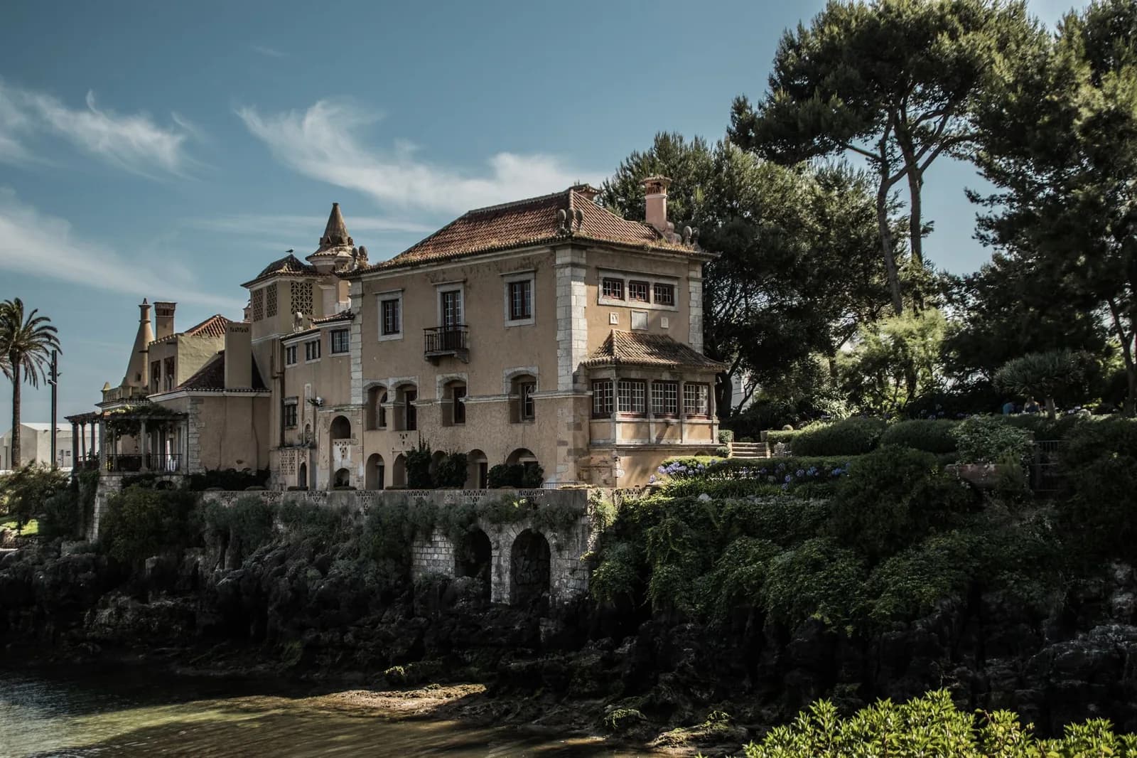 Villa ancienne entourée de pins sur le front de mer de Cascais